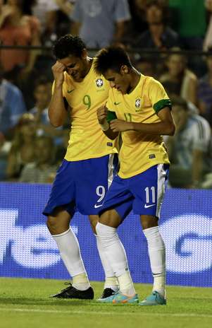 GAL - Superclássico das Américas: Neymar e Fred dançam Foto: AP