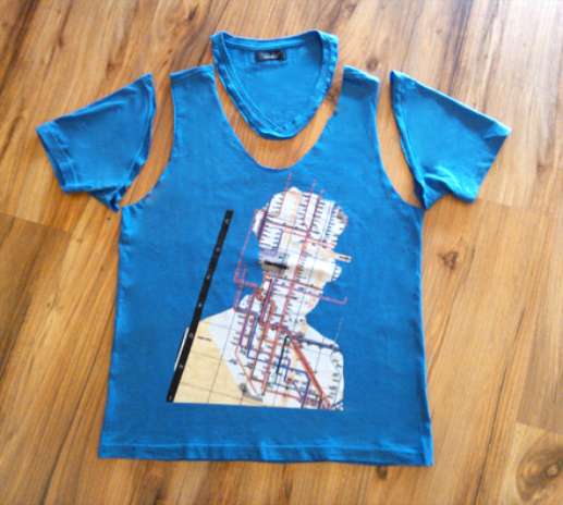 Passo 1: Corte a manga e a gola da camiseta. Se optou por usar aplicações, coloque-as agora, depois de recortar o tecido. Prefira fixar as tachas ou spikes ao redor da estampa Foto: Divulgação