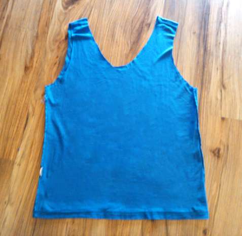 Passo 2: Vire a camiseta do lado do avesso e use a máquina de costura para fechar o fundo da sacola. Passe a linha bem rente à barra original Foto: Divulgação