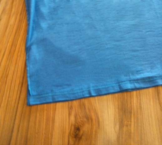 Passo 3: Se você for costurar à mão, lembre-se de deixar o mínimo espaço possível entre um ponto e outro. Afinal, a sacola deverá suportar o peso da carteira, celular, filtro solar etc. Foto: Divulgação