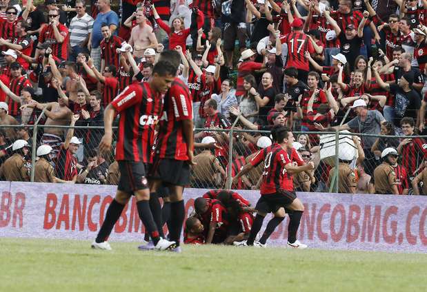 O Atlético-PR sofreu, mas segurou o empate por 1 a 1 com o Paraná e retornou à Série A após um ano Foto: Felipe Grabriel / Agência Lance