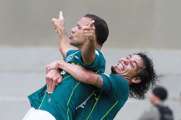 Iarley comemora gol do título do Goiás no Serra Dourada, neste sábado Foto: Carlos Costa / Agência Lance
