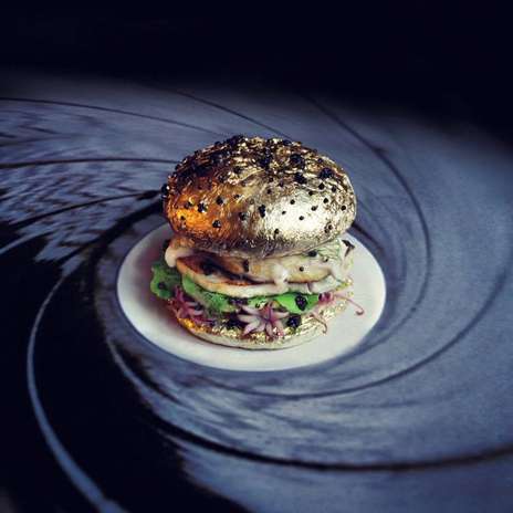 Hambúrguer em homenagem a James Bond: o lanche é feito com caviar, alho, ovos de codorna, polvo e pão envolvo em folhas de ouro Foto: Facebook / Divulgação