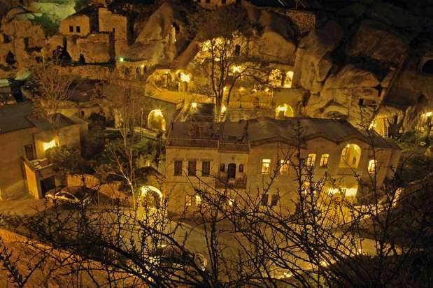 Gamirasu Cave Hotel, Turquia: situada no centro da Turquia, a região da Capadócia tem paisagens incríveis, com casas, monumentos e hotéis talhados nas rochas. Com 30 quartos diretamente construídos nas montanhas, numa antiga casa restaurada, o Gamirasu Cave Hotel é um dos hotéis mais charmosos da Capadócia, com estilo rústico, decoração tradicional e muito conforto. Diárias a partir de R$ 365 Foto: Divulgação