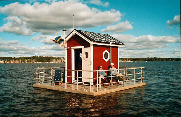 Utter Inn, Suécia: casinha flutuante no meio do lago Malaren em Vasteras, centro da Suécia. Os hóspedes são levados de barco até a casa, e deixados ali para passar a noite com muita tranquilidade e recolhidos no dia seguinte. A casinha é confortável, bem equipada, e conta com um observatório submarino para ver o movimento dos peixes.  As diárias para se hospedar no Utter Inn são de R$ 370 Foto: Divulgação