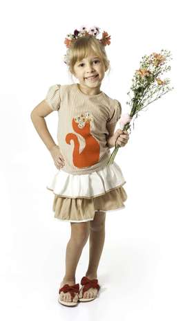 Look infantil: vestido e sandálias feitos com algodão cuja semente já nasce com cor Foto: Divulgação