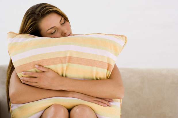 Sozinha - Sexo sozinha é uma ótima maneira de aprender mais sobre você e seu corpo. Uma mulher merece sentir prazer estando com alguém ou não. Quando chegar nos 30, já saberá como ter prazer - com ou sem ajuda Foto: Getty Images