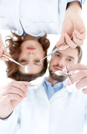 Tratamentos ortodônticos, dentes do siso, fraturas e canais podem ser alguns dos motivos para dizer adeus a alguns dentes. Mas, para garantir o sucesso desse procedimento é preciso tomar alguns cuidados com o pós-operatório. Além da dor, o inchaço é incômodo, mas há meios para amenizar esses sintomas. Foto: Shutterstock Tratamentos ortodônticos, dentes do siso, fraturas e canais podem ser alguns dos motivos para dizer adeus a alguns dentes. Mas, para garantir o sucesso desse procedimento é preciso tomar alguns cuidados com o pós-operatório. Além da dor, o inchaço é incômodo, mas há meios para amenizar esses sintomas. Foto: Shutterstock