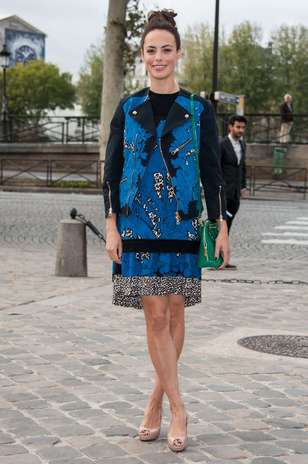 Bérénice Bejo: a atriz franco-argentina investe na estampa espelhada no vestido e na jaqueta da marca Louis Vuitton Foto: Getty Images