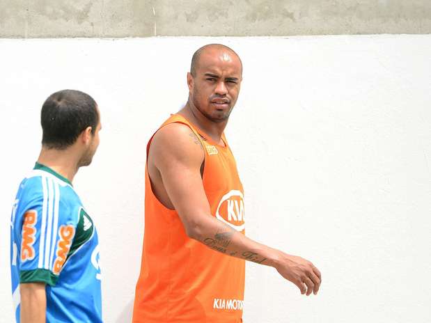 Thiago Heleno, apontado como um dos \"melhores zagueiros do Brasil\" em 2011, deixará o Palmeiras Foto: Mauro Horita/Agif / Gazeta Press Thiago Heleno, apontado como um dos \"melhores zagueiros do Brasil\" em 2011, deixará o Palmeiras Foto: Mauro Horita/Agif / Gazeta Press