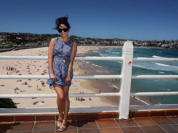 Look praiano: Vanessa Hudgens escolheu a sandália baixa dourada e com tirinhas Foto: Getty Images