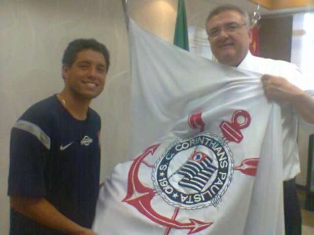 Surfista Mineirinho acertou contrato com o Corinthians Foto: Corinthians / Divulgação Surfista Mineirinho acertou contrato com o Corinthians Foto: Corinthians / Divulgação
