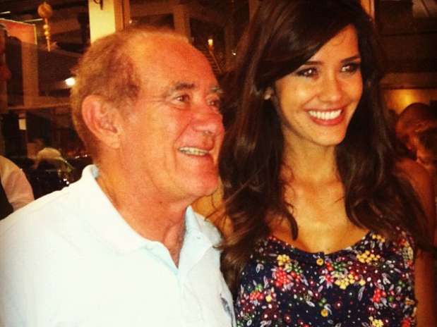 Talula postou foto ao lado de Renato Aragão no Twitter Foto: Twitter Talula postou foto ao lado de Renato Aragão no Twitter Foto: Twitter