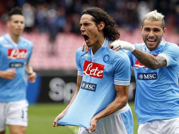 Cavani comemora um dos gols da vitória tranquila do Napoli sobre o Pescara, por 5 a 1 Foto: Reuters Cavani comemora um dos gols da vitória tranquila do Napoli sobre o Pescara, por 5 a 1 Foto: Reuters
