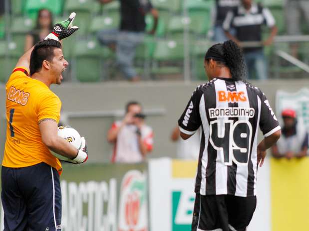Ronaldinho lamenta pênalti perdido: bateu rasteiro no canto direito, mas Fábio foi buscar Foto: Ramon Bitencourt / Agência Lance Ronaldinho lamenta pênalti perdido: bateu rasteiro no canto direito, mas Fábio foi buscar Foto: Ramon Bitencourt / Agência Lance