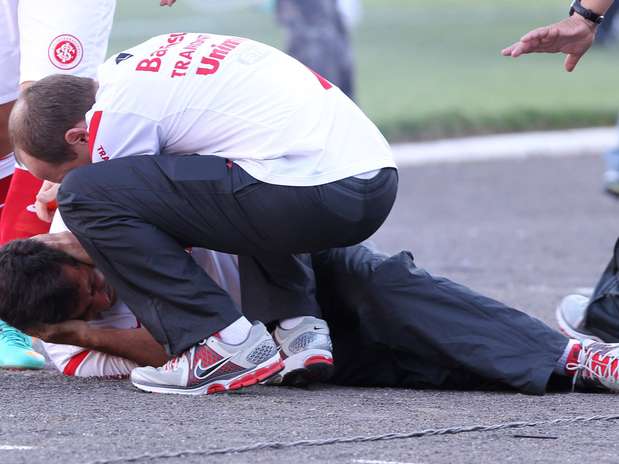 Rojão atirado da arquibancada machucou preparador físico do Internacional Foto: Gustavo Granata/ Agif / Gazeta Press