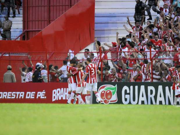 Mas na etapa final Araújo marcou o gol que decretou a festa do Náutico e a tristeza do Sport Foto: Antonio Carneiro / Agência Lance