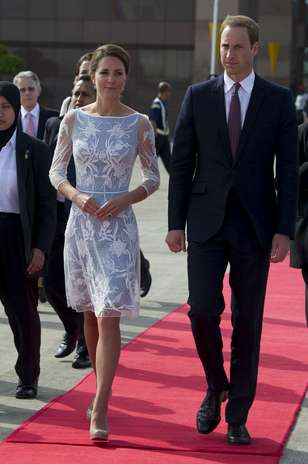A duquesa de Cambridge Kate Middleton explorou a beleza da trama do tecido transparente do vestido ao usar embaixo um tubinho azul claro como forro Foto: Getty Images