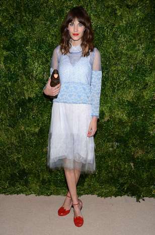 Sobreposições e transparências: a apresentadora Alexa Chung arrasou com este look lindo e moderno Foto: Getty Images