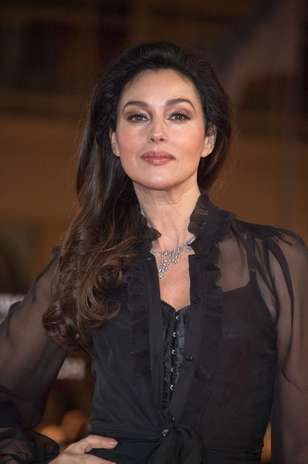 Monica Bellucci usa um pouco de cada tendência: transparência + babados na camisa sobre um corselet de tecido acetinado Foto: Getty Images