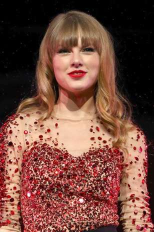 A cantora Taylor Swift subiu ao palco recentemente com uma blusa de tecido fino e transparente, na cor nude, e bordada com paetês e aplicação de pedras Foto: Getty Images