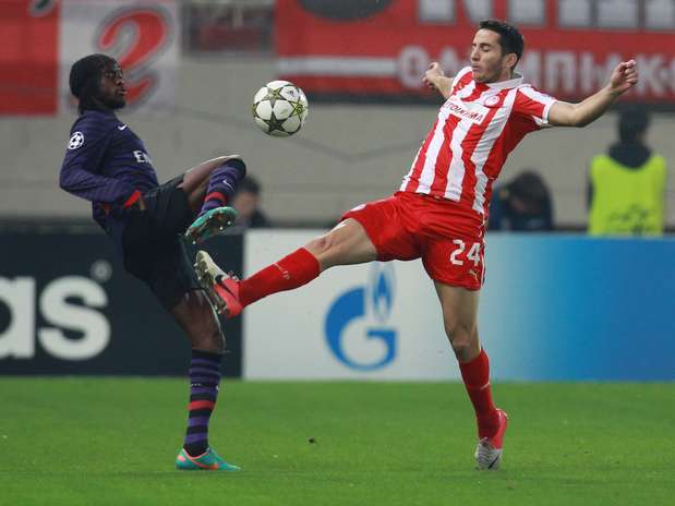 Gervinho, do Arsenal, disputa jogada com Manolas, do Olympiakos Foto: AP Gervinho, do Arsenal, disputa jogada com Manolas, do Olympiakos Foto: AP