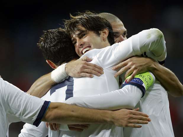 Com golaço de Kaká, o Real Madrid venceu o Ajax por 4 a 1, no Santiago Bernabéu, e se despediu com vitória da etapa de grupos Foto: AP Com golaço de Kaká, o Real Madrid venceu o Ajax por 4 a 1, no Santiago Bernabéu, e se despediu com vitória da etapa de grupos Foto: AP