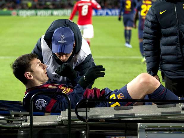 Messi deixou o gramado de maca, com dores no joelho esquerdo, após choque com goleiro Artur Foto: EFE Messi deixou o gramado de maca, com dores no joelho esquerdo, após choque com goleiro Artur Foto: EFE