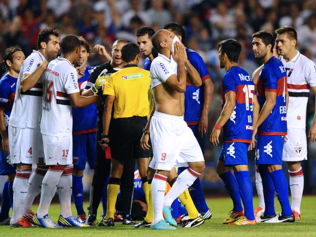 Luís Fabiano foi expulso após discussão e tentativa de agressão aos 13min do primeiro tempo Foto: AFP Luís Fabiano foi expulso após discussão e tentativa de agressão aos 13min do primeiro tempo Foto: AFP
