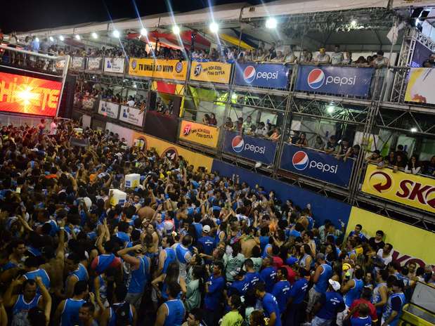 Uma multidão pulou atrás dos trios na primeira noite Foto: Agencia Groupe e Fred Pontes / Divulgação