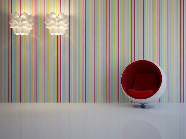 Papéis de parede coloridos devem ser usados sempre com muita atenção na combinação de cores para não carregar o ambiente, e não apenas com as outras paredes, mas também com móveis e acessórios Foto: Shutterstock Papéis de parede coloridos devem ser usados sempre com muita atenção na combinação de cores para não carregar o ambiente, e não apenas com as outras paredes, mas também com móveis e acessórios Foto: Shutterstock