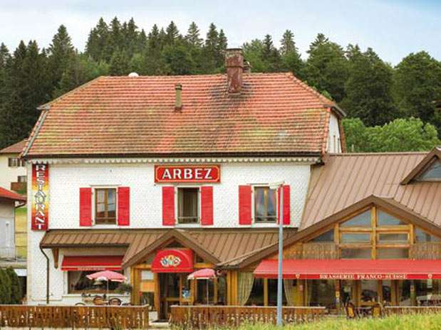 Arbez Hotel, La Cure (fronteira franco-suíça): graças à sua localização entre a fronteira franco-suíça, o hotel permite que as pessoas dormirem, literalmente, com a cabeça na França e os pés na Suíça. Este é provavelmente o único hotel na fronteira da Europa. Jules Joseph Arbez e um tenente da resistência eram os diretores do curioso hotel que, por um acidente da história, está em dois países. Durante a Segunda Guerra Mundial, americanos e soldados britânicos o usaram para cruzar de um país para o outro. É um lugar perfeito para desfrutar dos encantos da região Foto: Divulgação