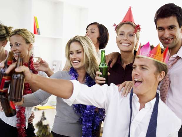 Beba com moderação - \"Ninguém jamais acordou na manhã após uma festa de Natal pensando: Nossa, eu gostaria de ter tomado mais um Martini na noite passada\", afirma Elizabeth. Isso vale principalmente quando se trata de um evento do escritório. Segundo a psicóloga, a bebida pode até ajuda-la a relaxar um pouco, mas é preciso ficar sempre atenta ao seu limite pessoal. \"Você deve saber que nível de álcool passa de um elixir agradável para algo perigoso para você\", defende. Para ele uma boa estratégia é planejar antes o quanto pretende beber, assim quando estiver com o copo na mão vai se sentir no controle da situação, tendo um resultado menos estressante. Mas em geral, quanto menos melhor Foto: Getty Images