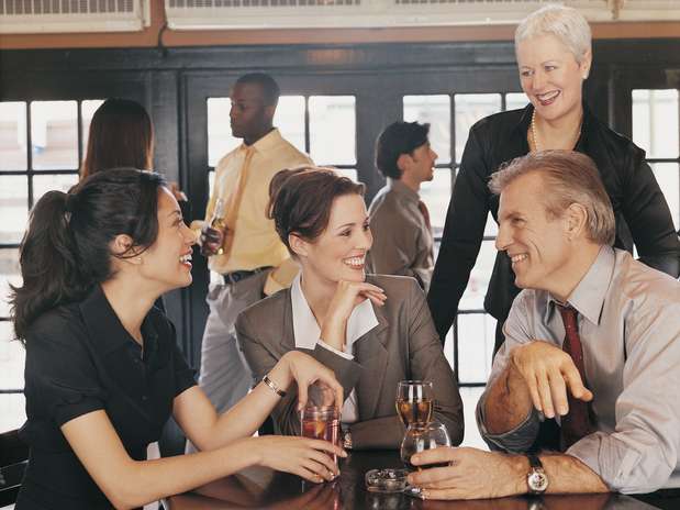 A festa de confraternização da empresa não precisa ser um sacrifício se você souber se comportar bem durante o evento Foto: Getty Images A festa de confraternização da empresa não precisa ser um sacrifício se você souber se comportar bem durante o evento Foto: Getty Images