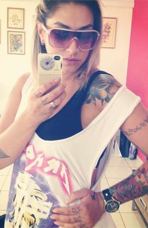A ex-panicat esteve em um estúdio de tatuagem neste sábado (8) Foto: Instagram / Reprodução