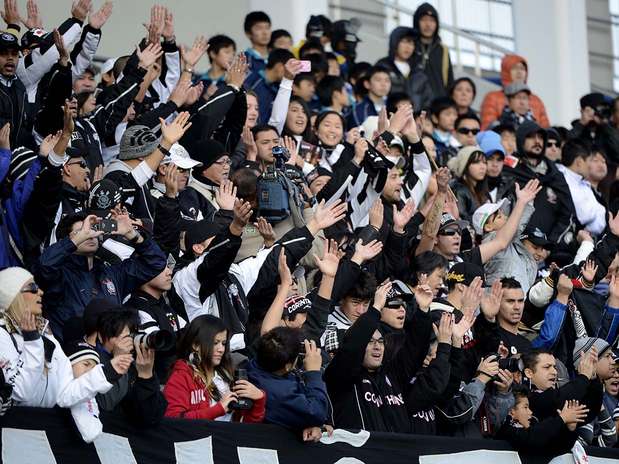 Torcida corintiana compareceu com mais de 700 pessoas para treino deste sábado no Japão Foto: Ricardo Matsukawa / Terra Torcida corintiana compareceu com mais de 700 pessoas para treino deste sábado no Japão Foto: Ricardo Matsukawa / Terra