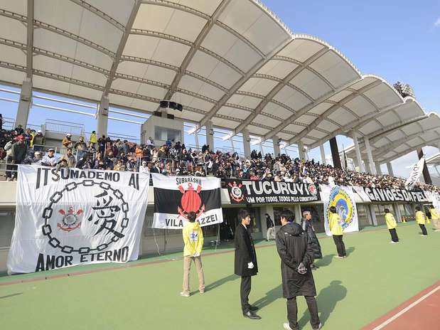 De acordo com a organização do estádio, 700 torcedores acompanharam o treino corintiano Foto: Ricardo Matsukawa / Terra