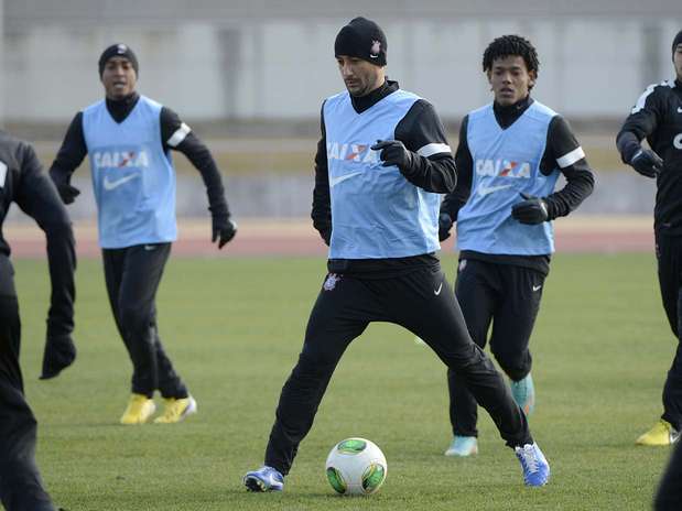 Meio-campista Douglas participa do treinamento da manhã deste sábado no Japão Foto: Ricardo Matsukawa / Terra