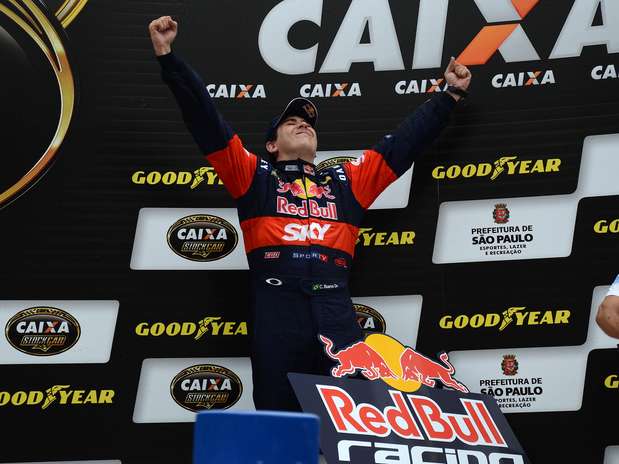 Cacá Bueno comemora pentacampeonato da Stock Car em SP Foto: Ivan Sorti / Agência Lance Cacá Bueno comemora pentacampeonato da Stock Car em SP Foto: Ivan Sorti / Agência Lance
