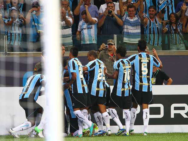 Gremistas comemoram primeiro gol do novo estádio, marcado pelo centroavante André Lima Foto: Lucas Uebel/Grêmio FBPA / Divulgação Gremistas comemoram primeiro gol do novo estádio, marcado pelo centroavante André Lima Foto: Lucas Uebel/Grêmio FBPA / Divulgação