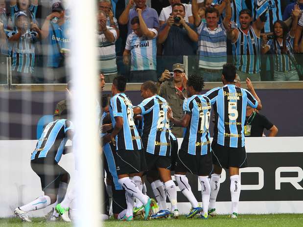 Gremistas comemoram primeiro gol do novo estádio, marcado pelo centroavante André Lima Foto: Lucas Uebel/Grêmio FBPA / Divulgação
