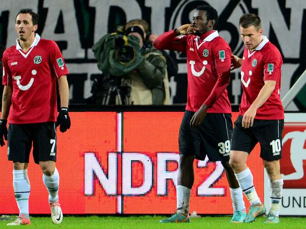 Mame Diouf (centro) comemora depois de marcar o gol da virada do Hannover sobre o Leverkusen Foto: AFP