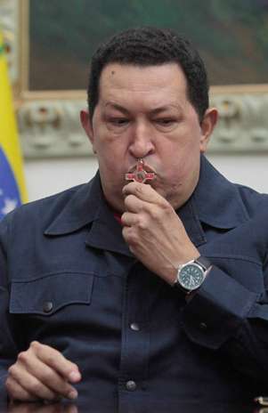 O presidente venezuelano Hugo Chávez viajou a Cuba, onde se submete à nova cirurgia Foto: EFE