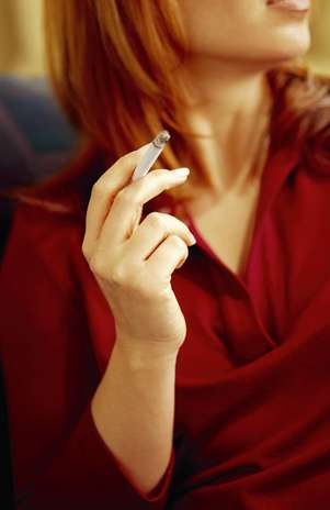 Mulheres que fumam pouco, incluindo aquelas que fumam apenas um cigarro por dia, dobram as chances de morte súbita em comparação às mulheres que nunca fumaram Foto: Getty Images