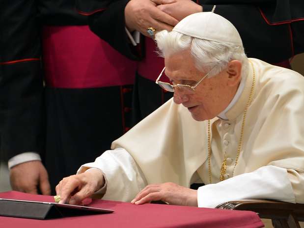 O papa Bento XVI escreve, em seu iPad, uma mensagem de agradecimento no Twitter Foto: AFP
