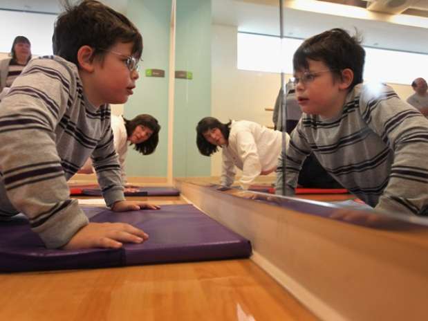 Pais de crianças mais sedentárias e reclusas em casa devem procurar uma atividade física para o seu filho  Foto: Getty Images