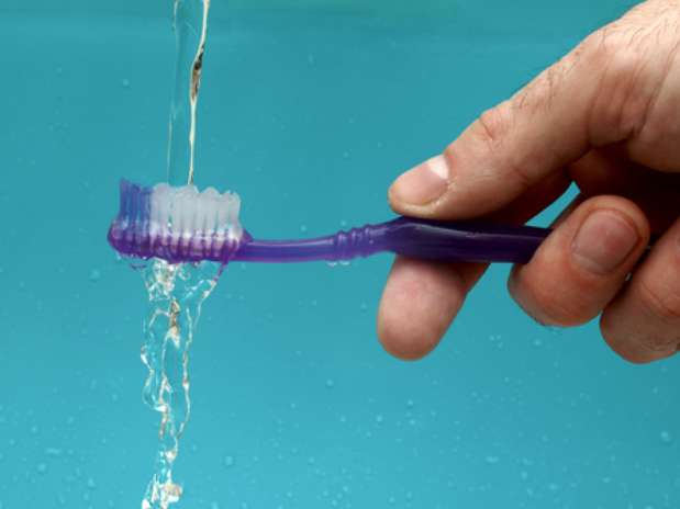 Na hora de lavar a escova de dentes, apenas passar na água é insuficiente. Para diminuir o risco de bactérias e outros micro-organismos se proliferarem é preciso evitar a contaminação e os passos são muito simples  Foto: Shutterstock