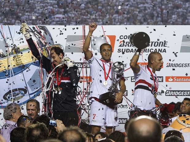 Com a desistência do Tigre, o São Paulo foi declarado campeão e recebeu o troféu no Estádio do Morumbi. O capitão Rogério Ceni chamou Lucas para levantar o prêmio e comandar a festa Foto: Bruno Santos / Terra