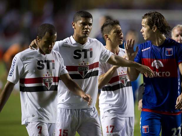 A briga desta quarta-feira na partida entre São Paulo e Tigre-ARG, que encerrou o jogo no intervalo e deu o título da Copa Sul-Americana de 2012 à equipe paulista, escreveu mais uma página na longa lista de confusões entre os clubes do Brasil e dos outros países latinos em competições sul-americanas. Relembre algumas das mais lamentáveis cenas de pancadaria dos brasileiros nos últimos anos: Foto: Bruno Santos / Terra