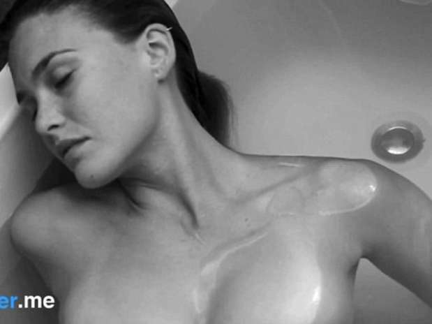 Bar Refaeli aparece sem roupas em videos no site de sua linha de lingerie, a Under.Me Foto: Reprodução